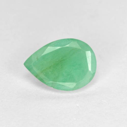 0.64カラットの天然ピスタチオグリーンエメラルド（7.2×5.2 mm・洋梨の形）