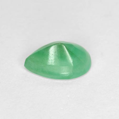 0.64カラットの天然ピスタチオグリーンエメラルド（7.2×5.2 mm・洋梨の形）
