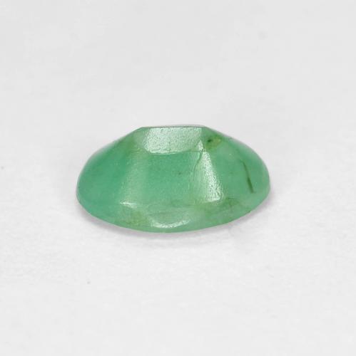 0.66カラットの天然ミディアムグリーンエメラルド（7×5 mm・オーバルカット）
