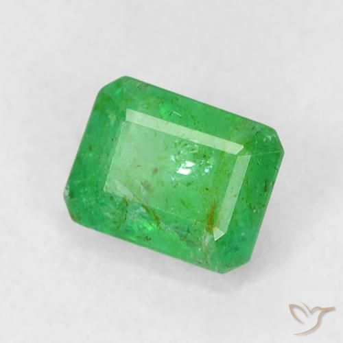 0.50カラットの天然シャムロックグリーンエメラルド（5.1×4 mm・エメラルドカット）