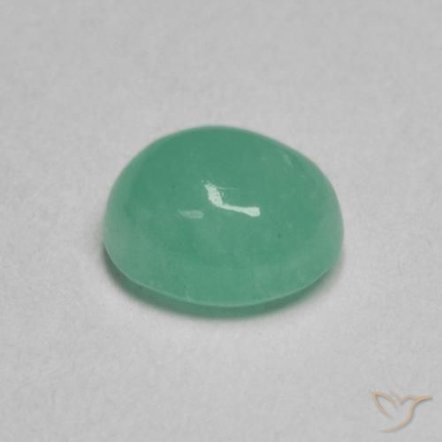 0.64カラットの天然ライトグリーンエメラルド（5.7×4.8 mm・オーバルカット）