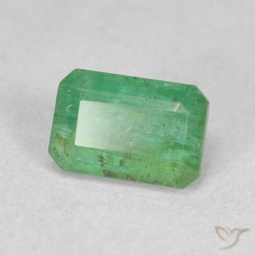 0.63カラットの天然黄みがかったグリーンエメラルド、八角形 / エメラルドカット、SI