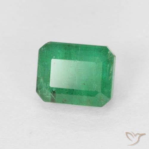 0.71カラットの天然ミディアムグリーンエメラルド（5.2×4.2 mm・エメラルドカット）