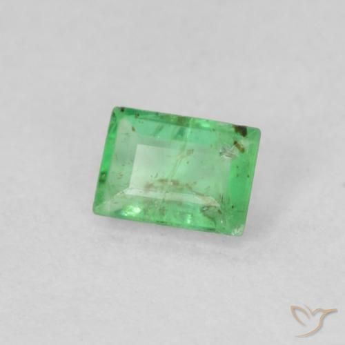 0.19カラットの天然薄いシャムロックグリーンエメラルド（4.1×2.9 mm・バゲット）