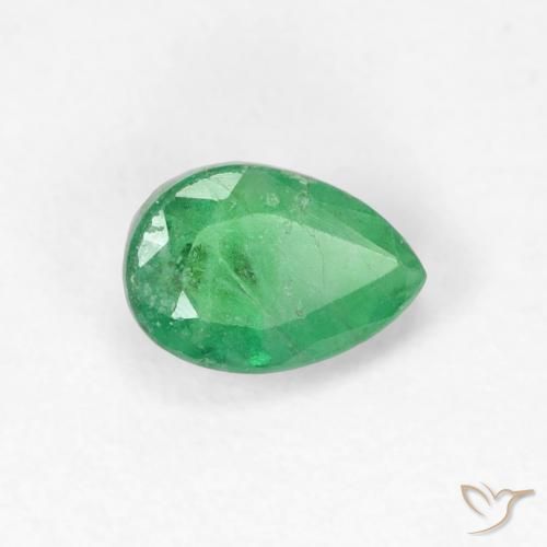 0.51カラットの天然シャムロックグリーンエメラルド（6×4.1 mm・洋梨の形）