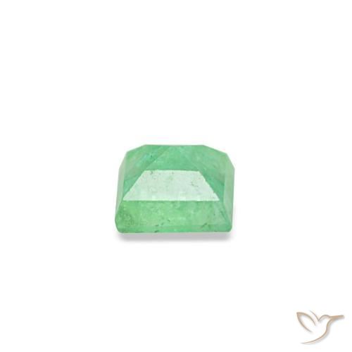 0.09カラットの天然ピスタチオグリーンエメラルド（2.5×2.4 mm・四角）