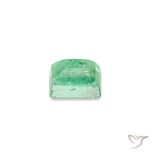0.13カラットの天然鮮やかなグリーンエメラルド（3×2.6 mm・バゲット）