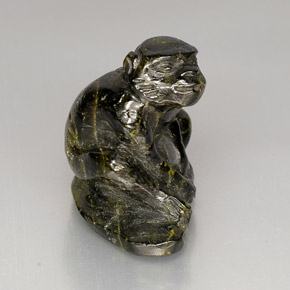 38.79カラットの天然ダークグリーンエピドート（21.7×14.4 mm・ファンシーシェイプ）