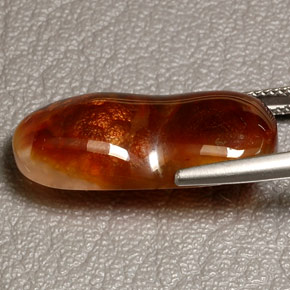 14.63カラットの天然マルチカラーファイアーアゲート（25.6×11.1 mm・透明）