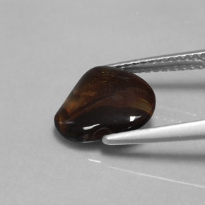 1.80カラットの天然マルチカラーファイアーアゲート（10.5×8.9 mm・ファンシーシェイプ）