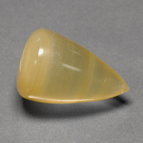 15.12カラットの天然イエローファイアーオパール（20.4×13 mm・透明）