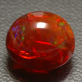 4.55カラットの天然マルチカラーファイアーオパール（10.9×10.1 mm・透明）