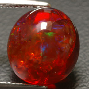 4.55カラットの天然マルチカラーファイアーオパール（10.9×10.1 mm・透明）
