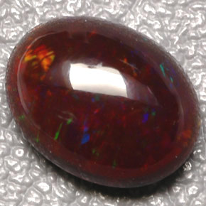 3.35カラットの天然マルチカラーファイアーオパール（12.2×9.5 mm・透明）