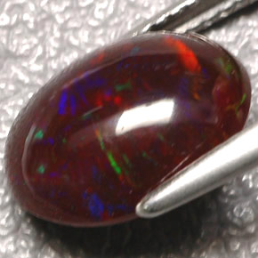 3.35カラットの天然マルチカラーファイアーオパール（12.2×9.5 mm・透明）