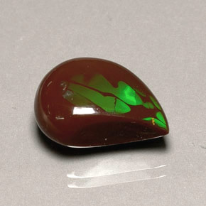 7.75カラットの天然マルチカラーファイアーオパール（18×13.7 mm・ファンシーシェイプ）
