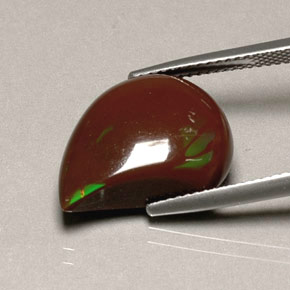 7.75カラットの天然マルチカラーファイアーオパール（18×13.7 mm・ファンシーシェイプ）