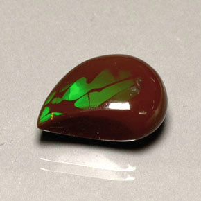 7.75カラットの天然マルチカラーファイアーオパール（18×13.7 mm・ファンシーシェイプ）