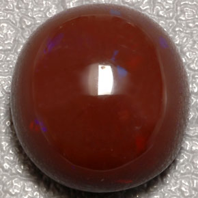 10.31カラットの天然マルチカラーファイアーオパール（15×13.9 mm・オーバルカット）