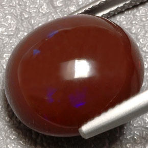 10.31カラットの天然マルチカラーファイアーオパール（15×13.9 mm・オーバルカット）