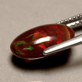 2.76カラットの天然マルチカラーファイアーオパール（12.3×7.8 mm・オーバルカット）