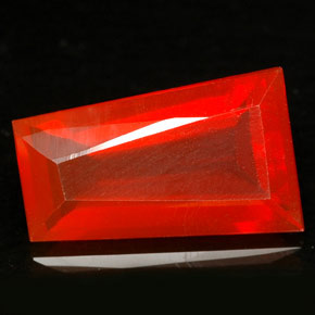 2.89カラットの天然マンダリンファイアーオパール（13.7×8.3 mm・透明）