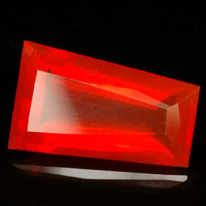2.89カラットの天然マンダリンファイアーオパール（13.7×8.3 mm・透明）