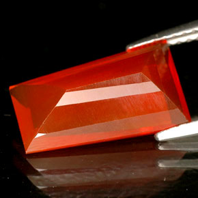 2.89カラットの天然マンダリンファイアーオパール（13.7×8.3 mm・透明）