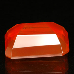 1.92カラットの天然マンダリンファイアーオパール（10×7.5 mm・透明）