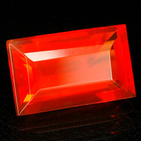 1.47カラットの天然マンダリンファイアーオパール（10.1×6.3 mm・透明）