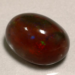 10.39カラットの天然マルチカラーファイアーオパール（15.4×14 mm・オーバルカット）