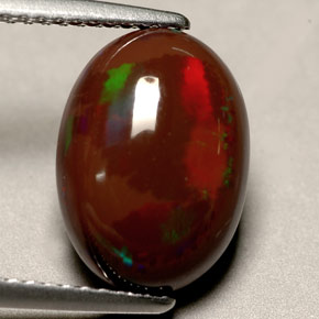 3.60カラットの天然マルチカラーファイアーオパール（12.9×9.4 mm・オーバルカット）
