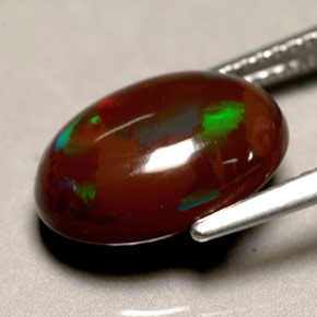 3.60カラットの天然マルチカラーファイアーオパール（12.9×9.4 mm・オーバルカット）