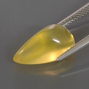 4.90カラットの天然イエローファイアーオパール（15.6×9.1 mm・透明）