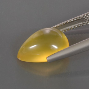 3.67カラットの天然イエローファイアーオパール（12.7×9.4 mm・透明）