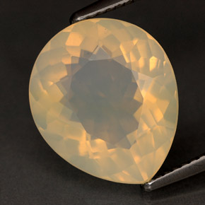6.26カラットの天然イエローファイアーオパール（14.8×12.6 mm・透明）