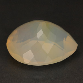6.26カラットの天然イエローファイアーオパール（14.8×12.6 mm・透明）