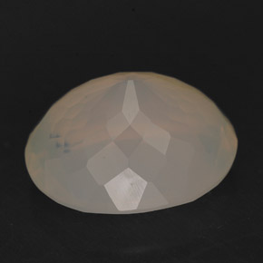 5.63カラットの天然ホワイトイエローファイアーオパール（13.7×11.7 mm・透明）