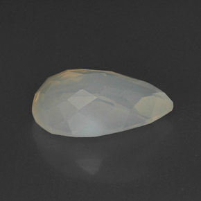 8.35カラットの天然イエロー＆ホワイトファイアーオパール（19.2×13 mm・透明）