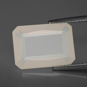 4.83カラットの天然イエロー＆ホワイトファイアーオパール（14.5×10.3 mm・透明）
