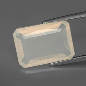 5.53カラットの天然イエロー＆ホワイトファイアーオパール（15.5×10.8 mm・透明）