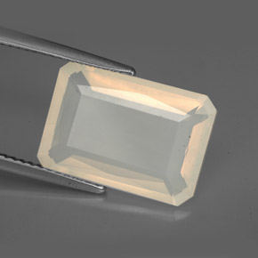 5.53カラットの天然イエロー＆ホワイトファイアーオパール（15.5×10.8 mm・透明）