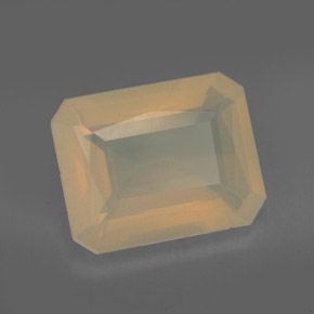 4.72カラットの天然ホワイトオレンジファイアーオパール（13.2×10.3 mm・透明）