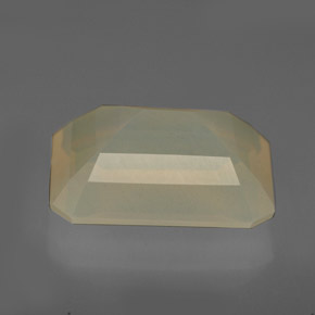 4.72カラットの天然ホワイトオレンジファイアーオパール（13.2×10.3 mm・透明）