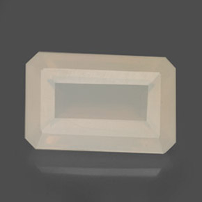 6.52カラットの天然ライトイエローファイアーオパール（15.6×10.1 mm・エメラルドカット）