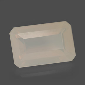 6.52カラットの天然ライトイエローファイアーオパール（15.6×10.1 mm・エメラルドカット）