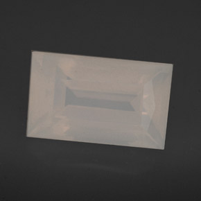 3.15カラットの天然ライトイエローオレンジファイアーオパール（11.7×7.1 mm・透明）