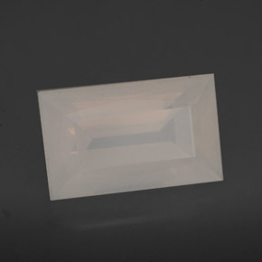 3.15カラットの天然ライトイエローオレンジファイアーオパール（11.7×7.1 mm・透明）