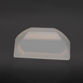 3.15カラットの天然ライトイエローオレンジファイアーオパール（11.7×7.1 mm・透明）