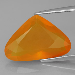 6.06カラットの天然マンダリンオレンジファイアーオパール（18.2×12.2 mm・透明）
